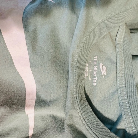 Nike’s The Nike Tee Men Large Light Blue/Green T-Shirt With Large White Swoosh - Picture 3 of 3